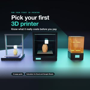 Op de afbeelding: Drie 3D-printers worden weergegeven met de tekst: FOR YOUR FIRST 3D PRINTER, Pick your first 3D printer, Know what it really costs before you pay, 12-page guide en Calculator for Excel and Google Sheets. De printers omvatten een open frame-model, een zwart gesloten model en een oranje harsmodel.