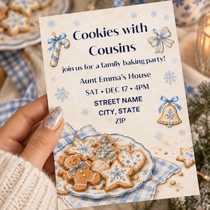 Puede incluir: Una tarjeta de invitación rectangular con fondo crema claro que presenta ilustraciones de copos de nieve azules, un bastón de caramelo, un lazo y una campana. El texto dice: Cookies with Cousins, join us for a family baking party, Aunt Emma's House, SAT DEC 17 4PM.