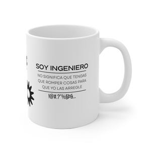 Puede incluir: Una taza de cerámica blanca con un gráfico negro de un engranaje y el texto: SOY INGENIERO, NO SIGNIFICA QUE TENGAS QUE ROMPER COSAS PARA QUE YO LAS ARREGLE, !@#.?"%§P&... La taza tiene un cuerpo cilíndrico y un asa curva en el lado derecho.