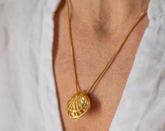 Seashell Locket, Seashell Pendant Necklace, Seashell Jewelry, Large Gold Locket, Gold Pendant Necklace, Gold Locket Jewelry, Sea Lover Gifts