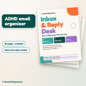 Può includere: Una pila di pagine stampabili intitolata Inbox & Reply Desk di RunsOnDopamine. Il documento presenta sezioni per Reply now, Reply later e Park it, con testo che spiega il processo di smistamento. Include 36 pagine non datate.