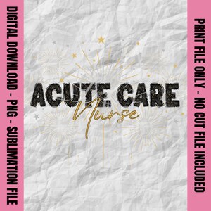以下が含まれることがあります： 黒と金の「ACUTE CARE Nurse」の文字が、星と星のアクセントが付いた白いテクスチャード加工の背景に配置されたデジタルデザイン。デザインは印刷ファイル用です。