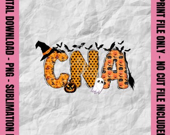 Op de afbeelding: Halloween-thema grafisch ontwerp met de letters "CNA" met een heksenhoed, vleermuizen, pompoenen en een spook. De letters zijn versierd met een zwart en oranje stippenpatroon.