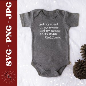 Ik denk aan mijn moeder en mijn moeder aan het ontwerp van de babyshirt of romper - SVG-, PNG- en JPG-indelingen - digitale download
