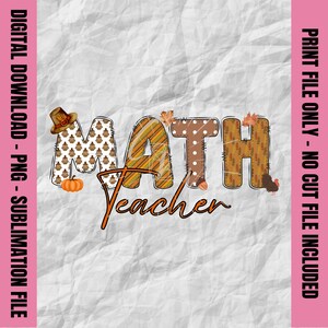 Può includere: Un design per il download digitale per un insegnante di matematica. La parola "MATH" è a tema autunnale con una zucca, un cappello e foglie. La parola "Teacher" è scritta sotto in corsivo.