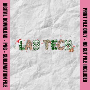 Può includere: Un download digitale di una grafica a tema natalizio che dice "LAB TECH" in lettere verdi, marroni e bianche con un cappello di Babbo Natale rosso sulla "L".