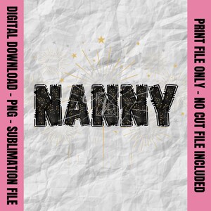 以下が含まれることがあります： 「NANNY」という単語が黒で、金色のグリッターのアクセントが付けられた、昇華デザインのデジタルダウンロードです。単語は、金色の星がついた花火のデザインで囲まれています。