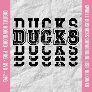 Może przedstawiać: Czarno-biały projekt graficzny słowa "DUCKS" w stylu vintage, z efektem zużycia. Słowo jest powtórzone wiele razy, ułożone jedno na drugim, z każdym lekko przesuniętym literą.