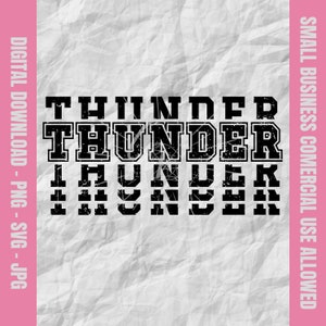 Op de afbeelding: Zwart "THUNDER" tekstontwerp in een collegiale lettertype, tegen een witte, gekreukelde papieren achtergrond. Roze verticale balken aan de linker- en rechterkant van de afbeelding bevatten tekst, waaronder "DIGITALE DOWNLOAD".
