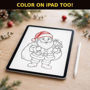 Puede incluir: Una tableta que muestra una p&aacute;gina para colorear digital de Santa Claus con un gorro rojo, sosteniendo un saco de regalos. La pantalla incluye el texto COLOR ON IPAD TOO! Un l&aacute;piz &oacute;ptico blanco descansa junto a la tableta sobre madera.