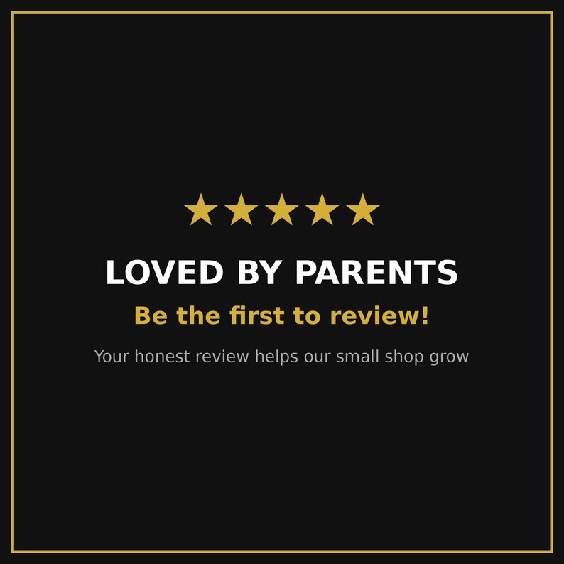 Puede incluir: Un gr&aacute;fico cuadrado negro con un borde dorado que presenta cinco estrellas doradas sobre el texto blanco LOVED BY PARENTS. Debajo, el texto dorado dice Be the first to review! seguido del texto gris Your honest review helps our small shop grow.