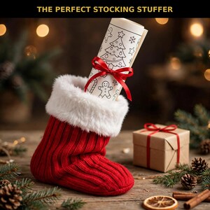 Puede incluir: Un calcet&iacute;n navide&ntilde;o de punto rojo con un pu&ntilde;o de piel sint&eacute;tica blanca, que contiene un pergamino de papel enrollado con ilustraciones festivas en blanco y negro, atado con una cinta roja. El texto dice: THE PERFECT STOCKING STUFFER.