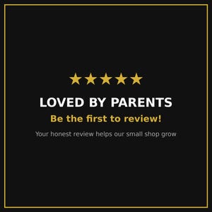 Puede incluir: Un gr&aacute;fico cuadrado negro con un borde dorado que presenta cinco estrellas doradas sobre el texto blanco LOVED BY PARENTS. Debajo, el texto dorado dice Be the first to review! seguido del texto gris Your honest review helps our small shop grow.
