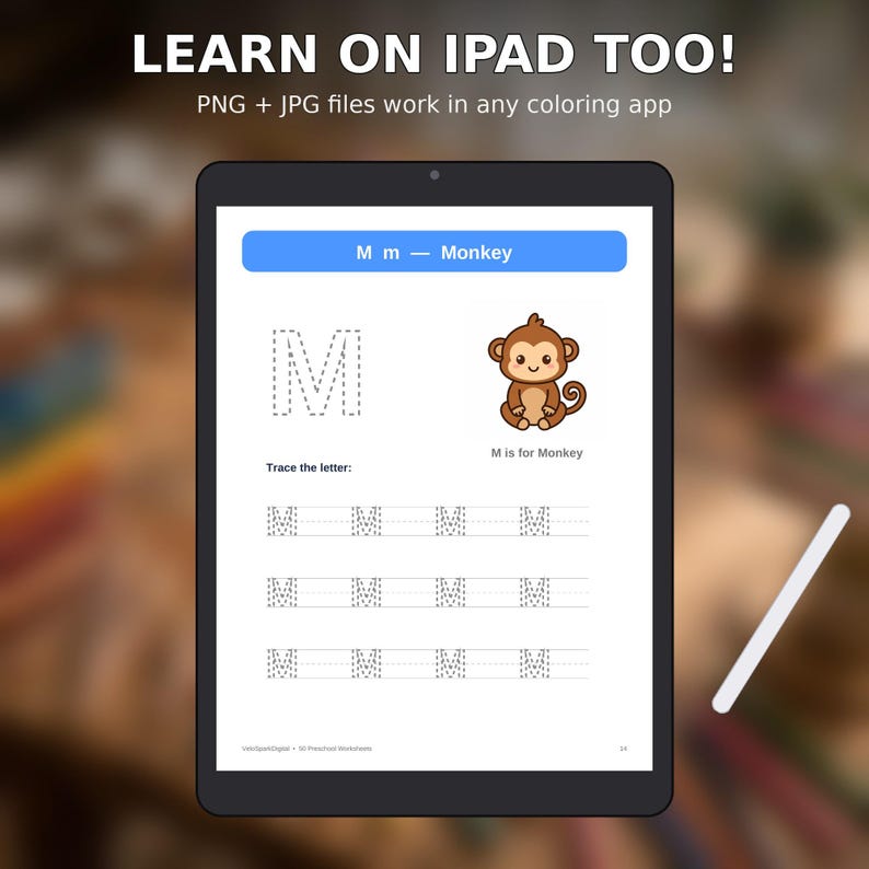 K&ouml;nnte beinhalten: Ein digitales Tablet zeigt ein Vorschularbeitsblatt f&uuml;r den Buchstaben M. Die Seite enth&auml;lt eine blaue Kopfzeile mit dem Text M m - Monkey, einen gro&szlig;en gestrichelten Buchstaben M, eine Affenillustration und Zeilen mit nachzuspurenden Buchstaben.