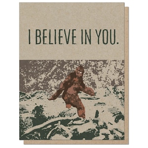 Ik geloof in jou | Grappige Bigfoot-wenskaart | Sasquatch Woods Forest Cottage Everyday Friendship Hallo alle gelegenheden