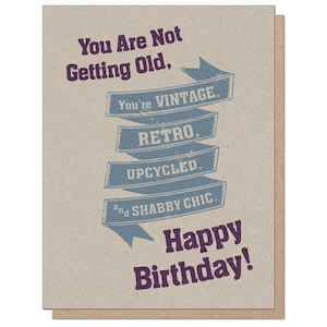 Você não está ficando velho, você é vintage, retrô, reciclado e shabby chic. Feliz Aniversário. Cartão de Aniversário Engraçado