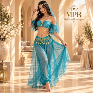 Könnte beinhalten: Ein türkisfarbenes zweiteiliges Outfit mit trägerlosem bauchfreiem Oberteil, schulterfreien Ärmeln und passender Pluderhose mit transparentem Überrock. Verziert mit goldenen Münzapplikationen und Kopfschmuck. Text: MPB MyPicksBoutique.