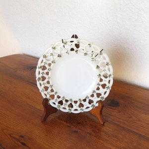 ¡Plato antiguo de vidrio opalino blanco Westmoreland Forget-Me-Not con borde de encaje en OFERTA!