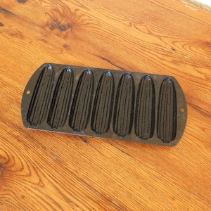 Vintage Lodge Cast Iron Corn Cob Cornbread Pan 7-stick #2702