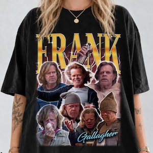 Könnte beinhalten: Ein schwarzes T-Shirt mit einem Grafikdruck der Figur Frank Gallagher aus der Fernsehserie Shameless. Das Design enthält mehrere Bilder der Figur, den Text FRANK in Gelb und den Text Gallagher in blauer Schreibschrift.