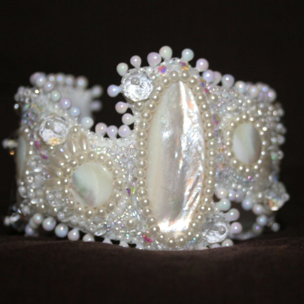 Perle de graines tordues de nacre et bracelet cabochon brodé de cristal et de perle Swarovski