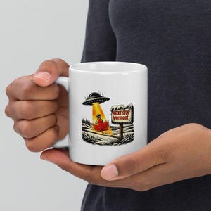 Vermont Ahornsirup Becher | Retro UFO Design Lustige Alien-Invasion Grafik | Perfektes Geschenk für Sci-Fi Liebhaber & Kaffee-Fans