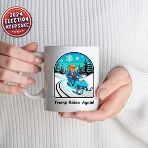 面白いトランプ スノーモービル セラミック マグカップ - 就任式のトランプ支持者へのレトロな漫画政治ユーモアギフト、11 オンスと 15 オンスのオプション