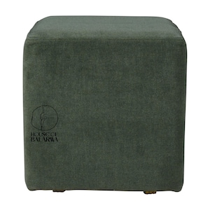 Puede incluir: Un taburete de forma cuadrada tapizado en tela de color verde oliva liso. La parte frontal presenta un logotipo circular negro con un gráfico de rama de árbol y el texto HOUSE OF BALARWA. La pieza se apoya sobre pequeñas patas de madera.