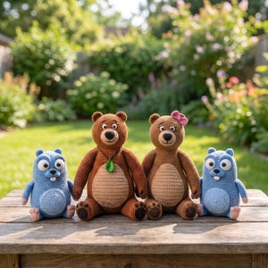 Puede incluir: Dos osos de ganchillo marrones y dos gophers de ganchillo azules. El oso más grande lleva un colgante verde y el otro oso tiene un pequeño lazo rosa en la cabeza. Los cuatro peluches tienen ojos blancos grandes, narices oscuras y vientres claros.