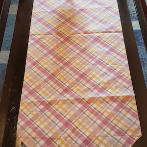 Runner reversibile fatto a mano con farfalle e motivo a quadri pastello / Decorazione primaverile/estiva fantasiosa