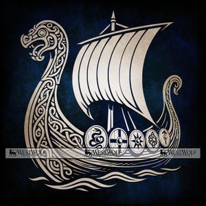 Puede incluir: Ilustración detallada de un drakkar vikingo en crema sobre un fondo azul oscuro. El barco presenta una proa con cabeza de dragón, una gran vela y escudos decorativos. La imagen tiene una apariencia vintage y texturizada.