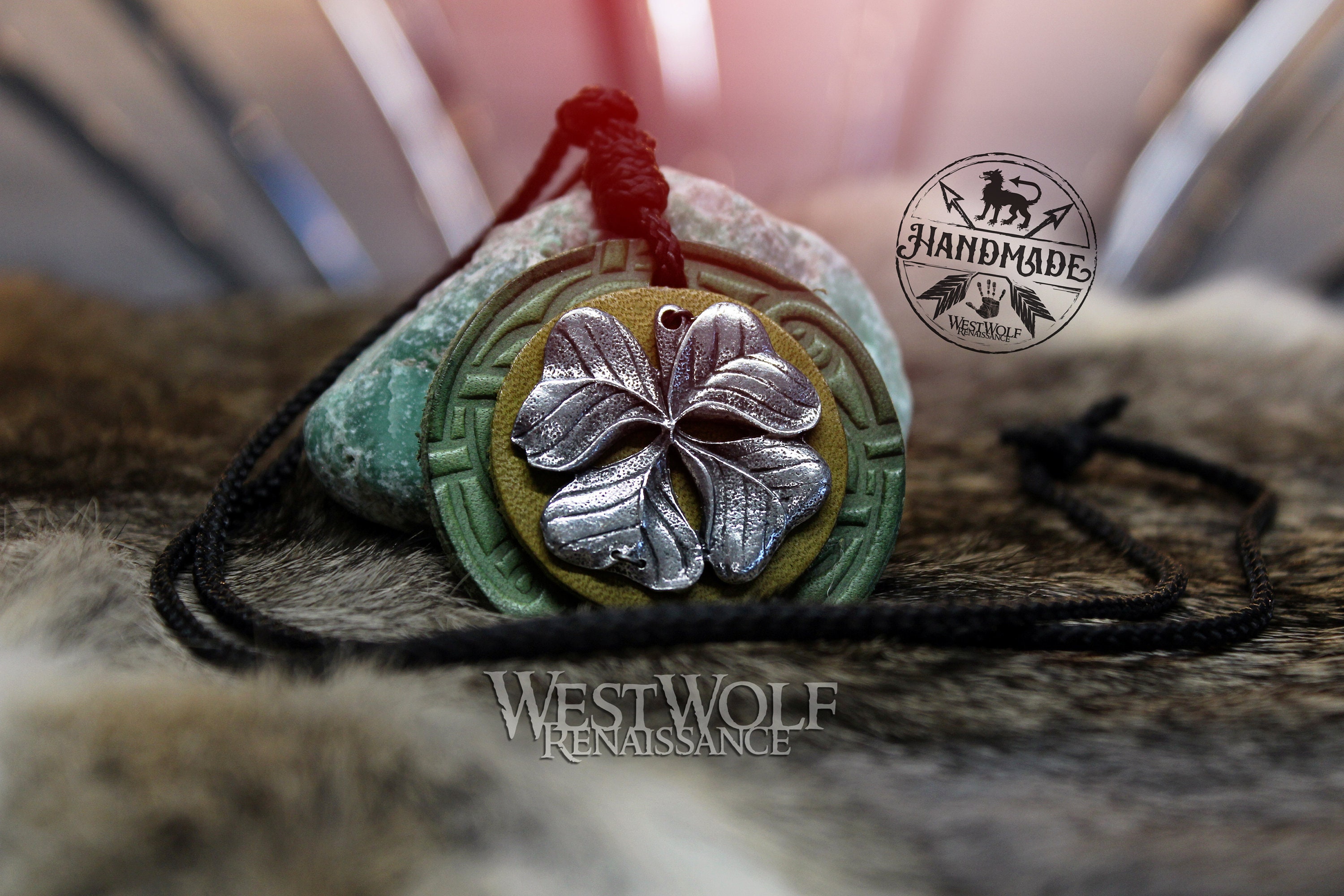 K10 LUCKY PENDANT 四つ葉のクローバー ブローチ Lucky Four-leaf Clover Pendant With Green Leather Backing