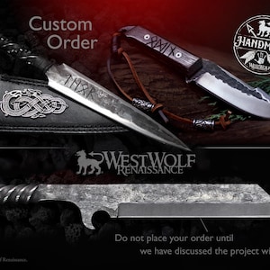 Puede incluir: Dos cuchillos hechos a medida con vainas de cuero negro. Los cuchillos tienen un aspecto rústico, forjado a mano y están etiquetados como "Handmade" y "Westwolf Renaissance". El texto "Custom Order" es visible en la esquina superior izquierda de la imagen.