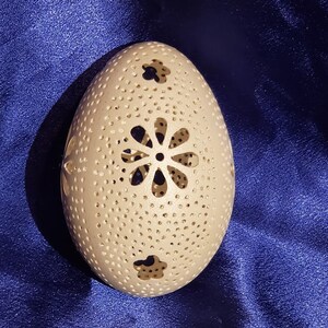 Hand-Carved Goose Egg: Flower and Dots (#61)