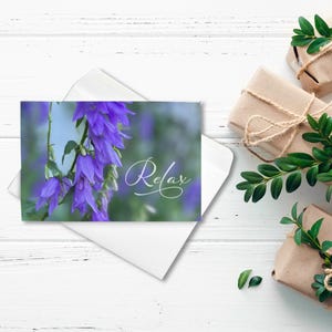 Rust in een kaart: een paarse klokbloemfoto voor ontspanning, tijd om op te frissen en op te ademen