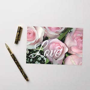 Comparte tus más sinceras emociones este día de San Valentín con una hermosa tarjeta adornada con rosas rosadas.