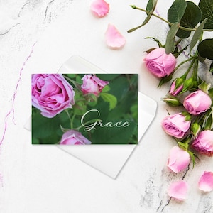 Tarjeta de felicitación Floral Grace con rosas rosadas