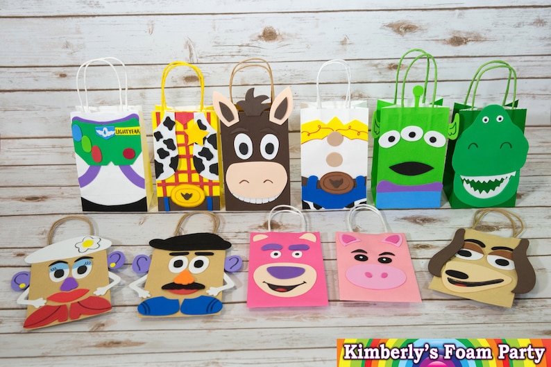 Puede incluir: Bolsas de regalo con tem&aacute;tica de Toy Story con personajes como Woody, Buzz Lightyear, Jessie, Bullseye, Rex y el Sr. y la Sra. Potato Head. Las bolsas est&aacute;n hechas de papel marr&oacute;n con recortes de personajes de espuma.
