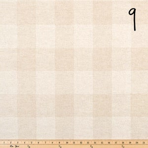 Puede incluir: Primer plano de una tela de vichy beige y blanca con una regla que mide 53,3 cm.