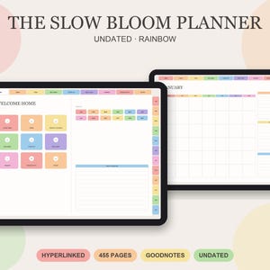 Peut inclure: Le planificateur numérique The Slow Bloom Planner Undated Rainbow affiché sur deux écrans de tablette. L'interface présente des onglets de navigation aux tons pastel, un tableau de bord Welcome Home avec des boutons en grille.