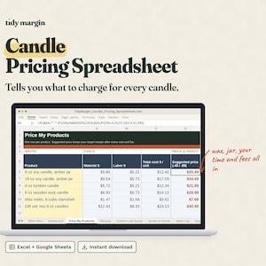 Puede incluir: Una hoja de cálculo digital mostrada en la pantalla de una computadora portátil titulada Tidy Margin Candle Pricing Spreadsheet. La interfaz muestra columnas para entradas de productos, costos de materiales y mano de obra, costo total y precios.