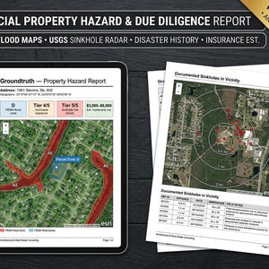 Peut inclure: Une tablette numérique affichant un rapport de risque immobilier Groundtruth avec des données de zone inondable FEMA et un document imprimé montrant une carte des dolines documentées à proximité, incluant un tableau des distances.