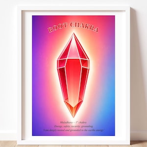 Op de afbeelding: Een ingelijste wandkunstprint met een levendige rode kristalillustratie gecentreerd op een verloopachtergrond die overgaat van paars naar blauw. De tekst luidt ROOT CHAKRA, Muladhara - 1st chakra, Energy, safety, security, grounding en I am deeply rooted and grounded to the earths energy.