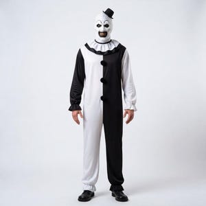 Può includere: Un costume da clown a figura intera con un design bicolore bianco e nero. La tuta presenta maniche lunghe con polsini arricciati, un colletto a balze e tre grandi pon pon neri sul davanti. Include una maschera bianca e un piccolo cappello nero.