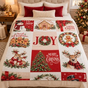 Puede incluir: Una manta de forro polar blanca con una cuadrícula de ilustraciones navideñas que incluyen un muñeco de nieve, una casa de jengibre, galletas, una corona, renos, un árbol de Navidad y los textos Let It Snow, Sweet Christmas, Joy y Merry Christmas.