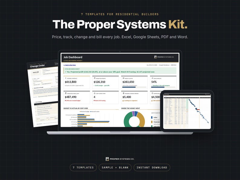 Pode incluir: Um kit de software digital para construtores residenciais intitulado The Proper Systems Kit. O display mostra um painel de controle de trabalho, formul&aacute;rio de altera&ccedil;&atilde;o e dados de planilha em uma tela de laptop e tablet com gr&aacute;ficos.