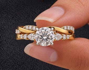 Conjunto de noivado com moissanita redonda brilhante, aliança de casamento em ouro 14K com design de vinha torcida e anel de compromisso com diamante de laboratório.