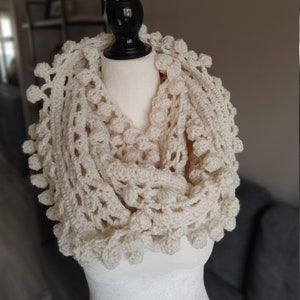 Patrón de bufanda infinita de crochet boho con pompones (descarga en PDF)