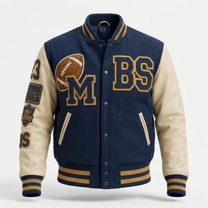 Puede incluir: Una chaqueta universitaria azul marino con mangas color crema, que presenta las letras M y BS en azul marino con bordes dorados en el pecho, un gráfico de balón de fútbol, varios parches en la manga derecha y puños y dobladillo acanalados.
