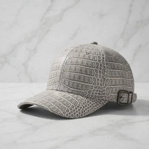Grijze baseballpet met krokodillenprint - Kunstleren pet met krokodillenprint - Pet met reliëf - Verstelbaar - Veganistisch - Unisex